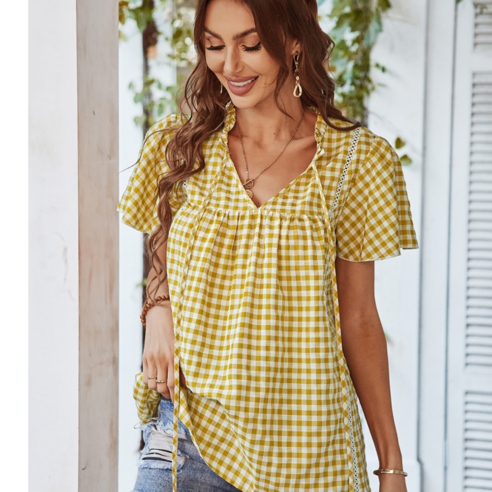 Size large. Yellow and white checked top. Women’s fashion top.